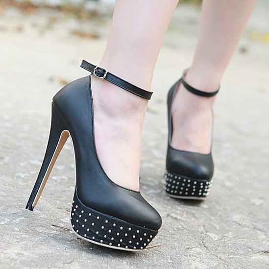 black stilettos round toe